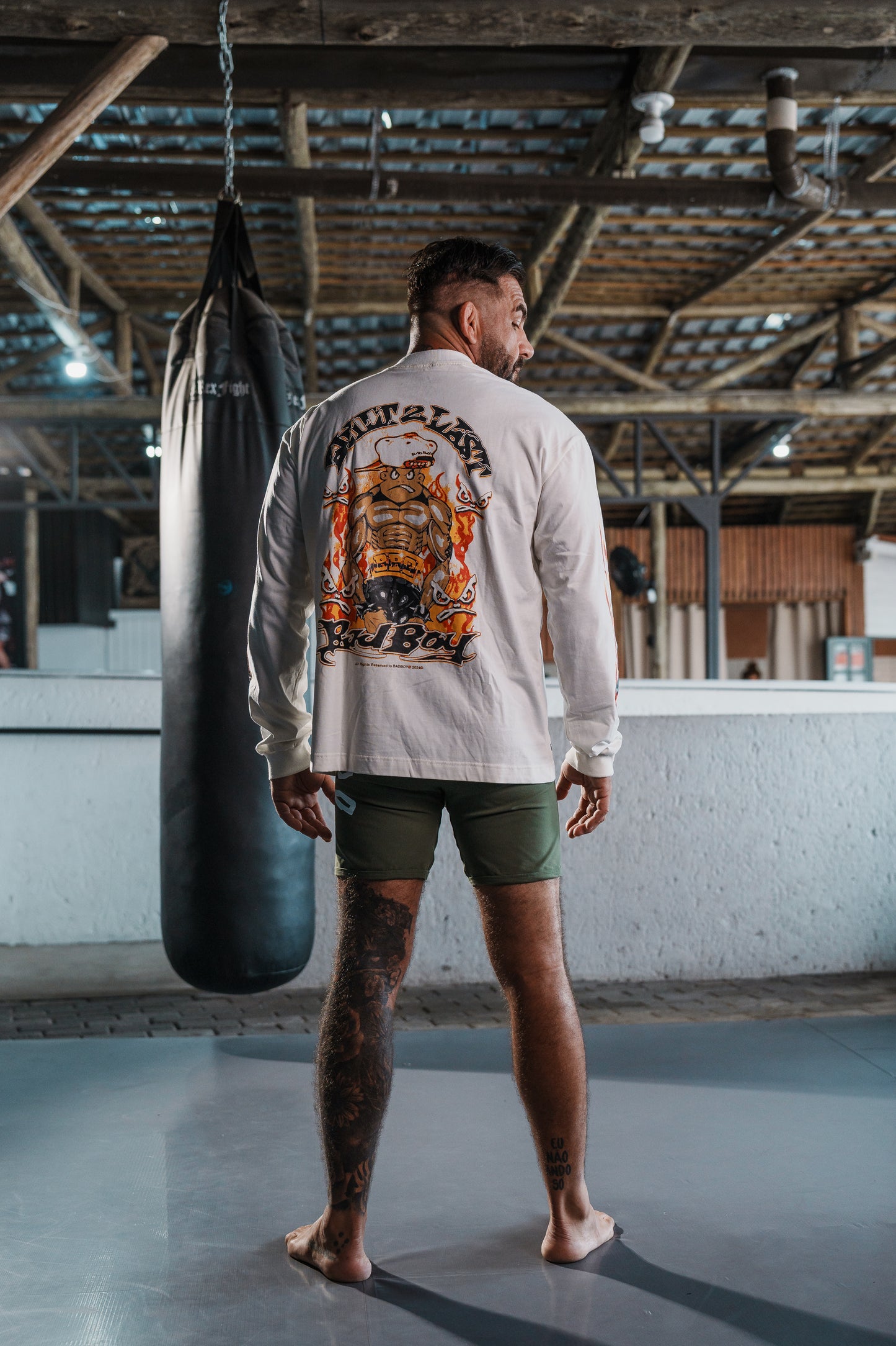 Camiseta Oversized Manga Longa Bad Boy - BUILT TO LAST