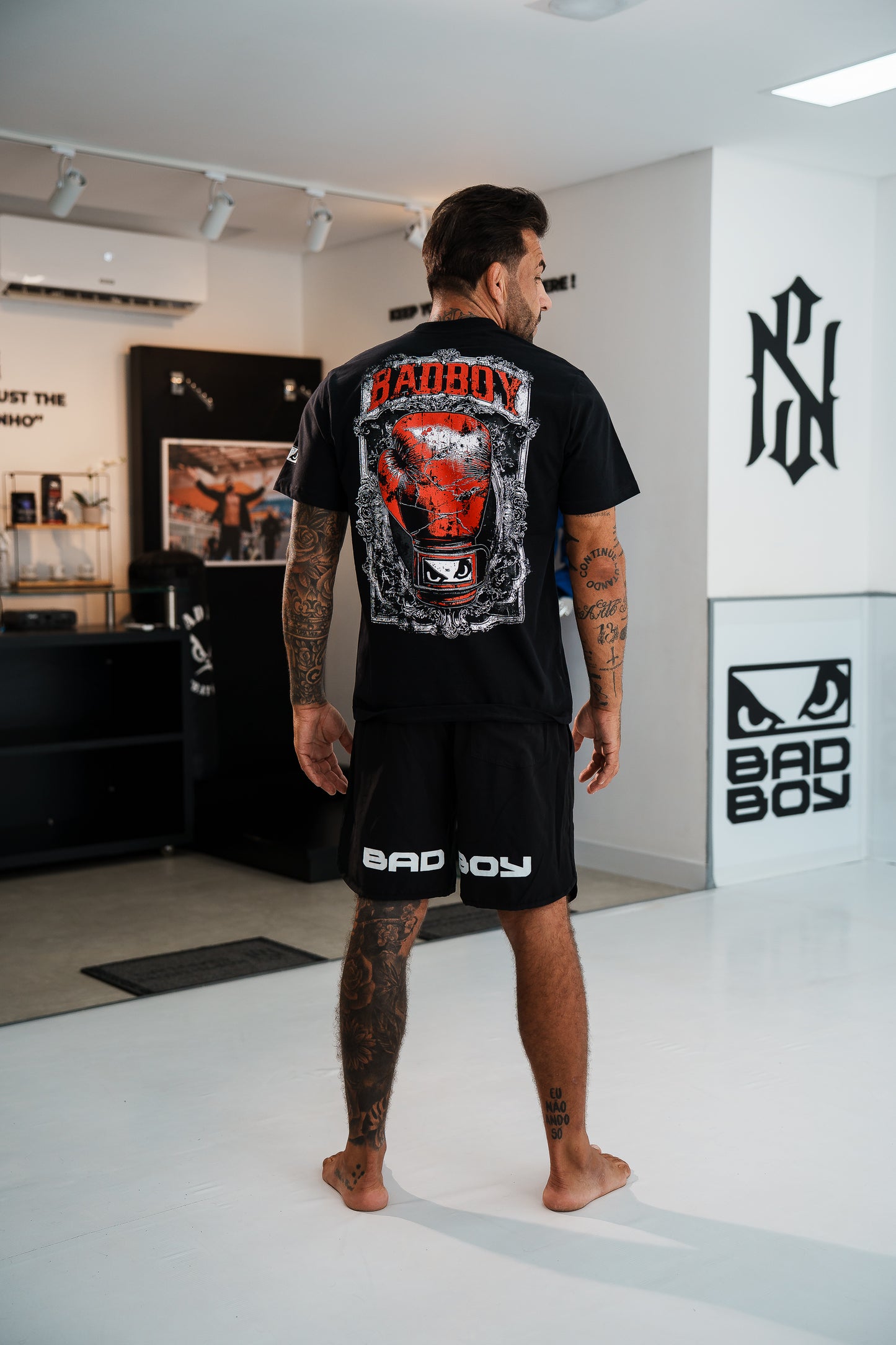 Camiseta Bad Boy Gloves