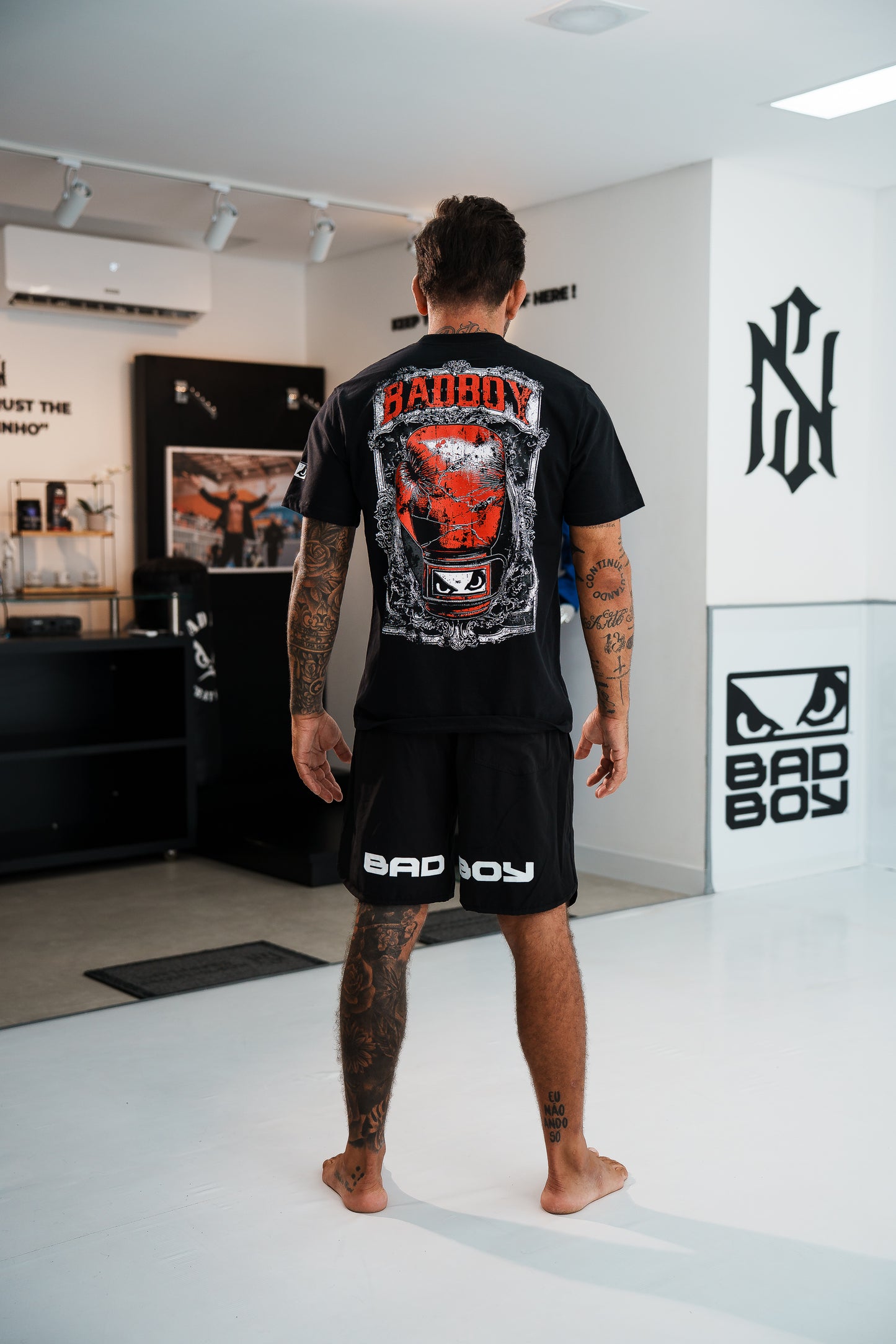 Camiseta Bad Boy Gloves